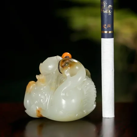 Yellow-Skin White Hetian Seed Jade Palm Carving - Mother and Child, 94.5 g